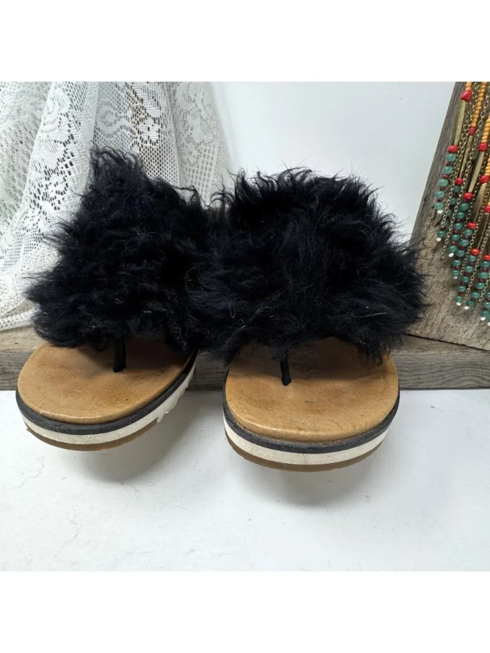 UGG Woman's Holly Shearing Sandals Tongs Size 6 Black